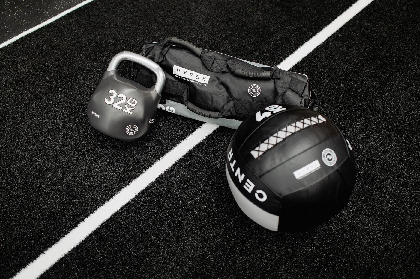 Kettlebell de 32 kg, sandbag y balón oficiales