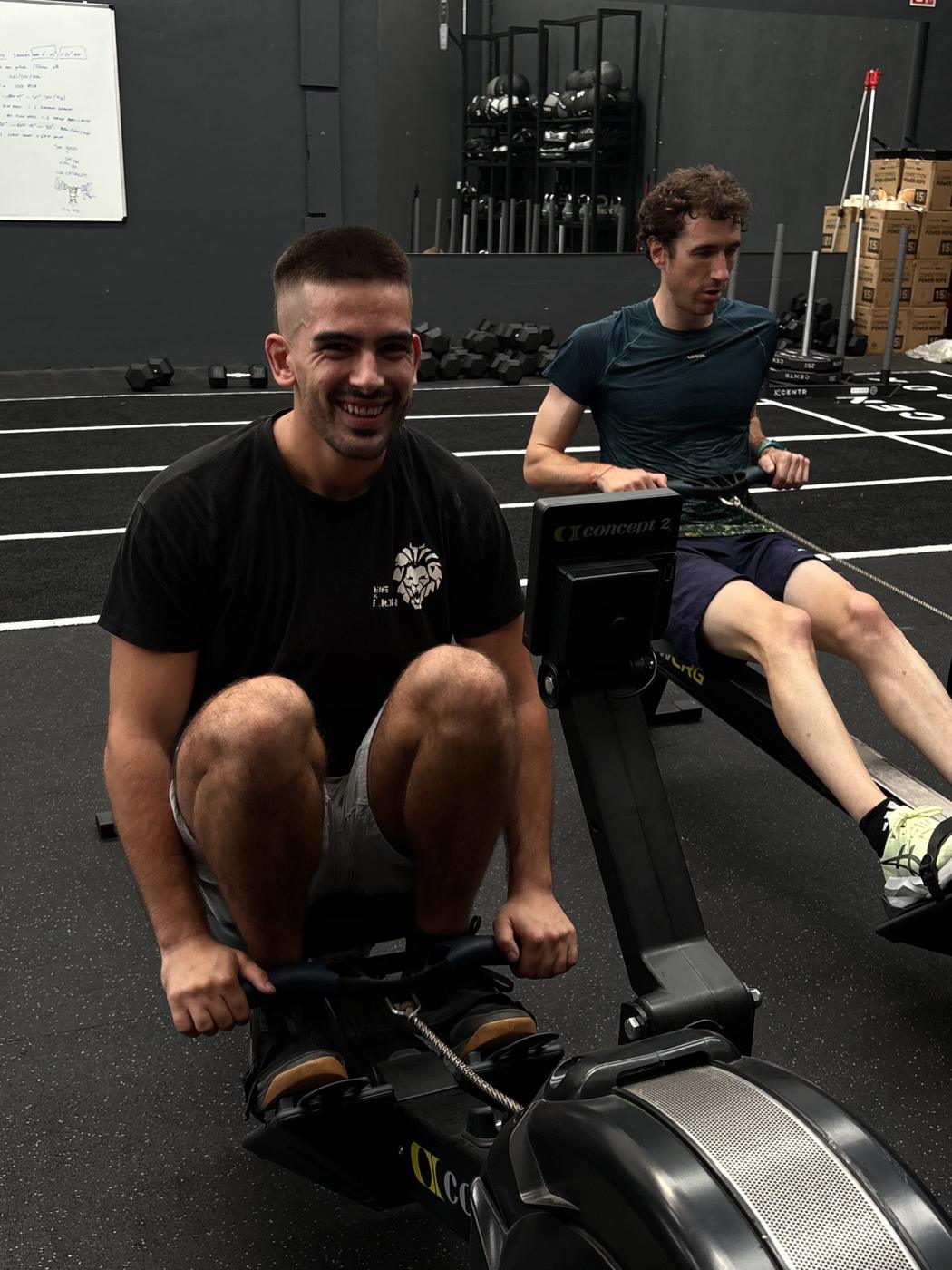 Dos personas sonriendo en los remos